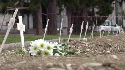 Scene from Fase 2, riaperti i cimiteri a Milano: si torna a far visita ai defunti