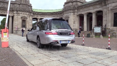 Scene from Fase 2, riaperti i cimiteri a Milano: si torna a far visita ai defunti