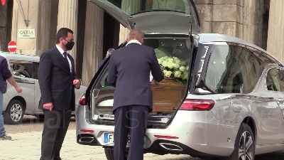 Scene from Fase 2, riaperti i cimiteri a Milano: si torna a far visita ai defunti