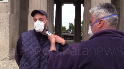 Scene from Fase 2, riaperti i cimiteri a Milano: si torna a far visita ai defunti