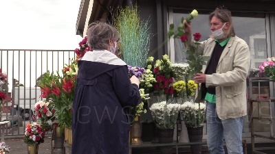 Scene from Fase 2, riaperti i cimiteri a Milano: si torna a far visita ai defunti