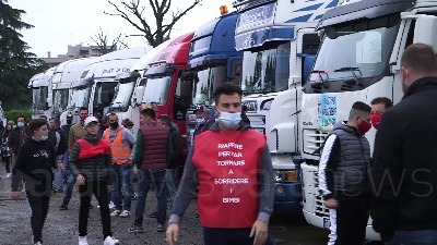 Scene from Milano, l'urlo dei giostrai in corteo sulle autostrade: "Lavoro o usura, è questo il rischio"