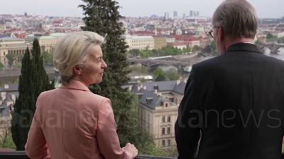 Scene from La presidente della Commissione europea arriva a Praga