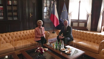 Scene from La presidente della Commissione europea arriva a Praga
