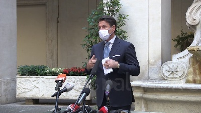 Scene from Conte: " Accolti alcuni suggerimenti Regioni, clima di collaborazione"