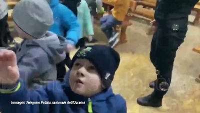Scene from Ucraina, la polizia di Rivne aiuta i bambini rifugiati ad adattarsi nella nuova città