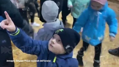 Scene from Ucraina, la polizia di Rivne aiuta i bambini rifugiati ad adattarsi nella nuova città