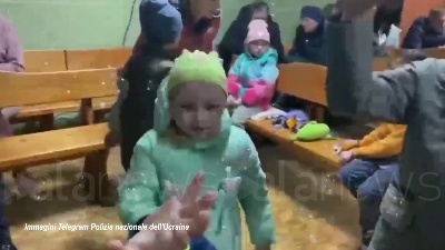 Scene from Ucraina, la polizia di Rivne aiuta i bambini rifugiati ad adattarsi nella nuova città