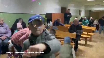 Scene from Ucraina, la polizia di Rivne aiuta i bambini rifugiati ad adattarsi nella nuova città