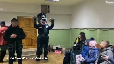 Scene from Ucraina, la polizia di Rivne aiuta i bambini rifugiati ad adattarsi nella nuova città