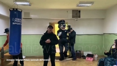 Scene from Ucraina, la polizia di Rivne aiuta i bambini rifugiati ad adattarsi nella nuova città