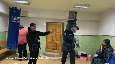 Scene from Ucraina, la polizia di Rivne aiuta i bambini rifugiati ad adattarsi nella nuova città