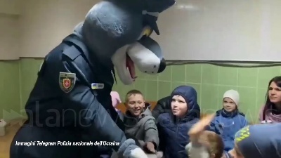 Scene from Ucraina, la polizia di Rivne aiuta i bambini rifugiati ad adattarsi nella nuova città