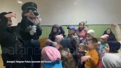 Scene from Ucraina, la polizia di Rivne aiuta i bambini rifugiati ad adattarsi nella nuova città