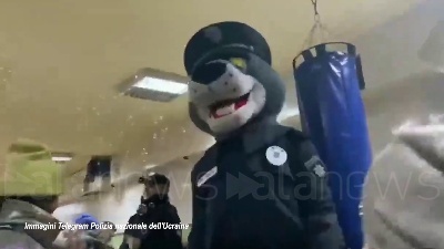 Scene from Ucraina, la polizia di Rivne aiuta i bambini rifugiati ad adattarsi nella nuova città