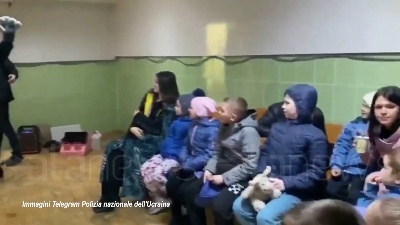 Scene from Ucraina, la polizia di Rivne aiuta i bambini rifugiati ad adattarsi nella nuova città