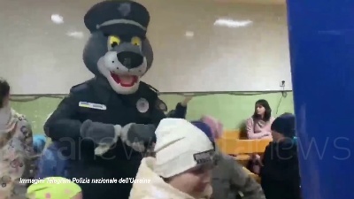 Scene from Ucraina, la polizia di Rivne aiuta i bambini rifugiati ad adattarsi nella nuova città
