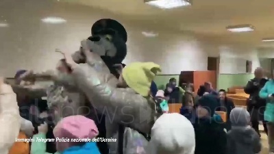 Scene from Ucraina, la polizia di Rivne aiuta i bambini rifugiati ad adattarsi nella nuova città