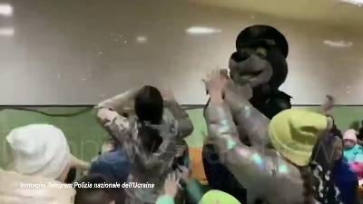 Scene from Ucraina, la polizia di Rivne aiuta i bambini rifugiati ad adattarsi nella nuova città