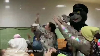 Scene from Ucraina, la polizia di Rivne aiuta i bambini rifugiati ad adattarsi nella nuova città