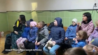Scene from Ucraina, la polizia di Rivne aiuta i bambini rifugiati ad adattarsi nella nuova città