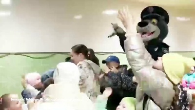Scene from Ucraina, la polizia di Rivne aiuta i bambini rifugiati ad adattarsi nella nuova città