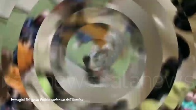 Scene from Ucraina, la polizia di Rivne aiuta i bambini rifugiati ad adattarsi nella nuova città