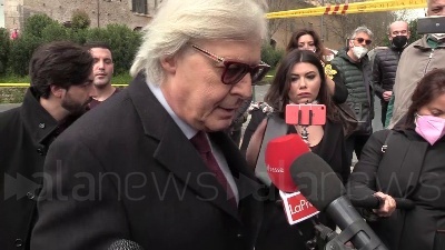 Scene from Covid, Sgarbi: "Mascherina? Inutile all'aperto, lo dice Speranza"