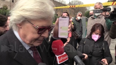 Scene from Covid, Sgarbi: "Mascherina? Inutile all'aperto, lo dice Speranza"