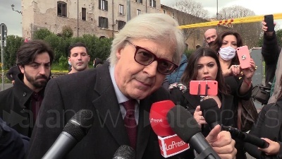Scene from Covid, Sgarbi: "Mascherina? Inutile all'aperto, lo dice Speranza"