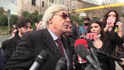 Scene from Covid, Sgarbi: "Mascherina? Inutile all'aperto, lo dice Speranza"