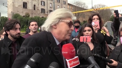 Scene from Covid, Sgarbi: "Mascherina? Inutile all'aperto, lo dice Speranza"