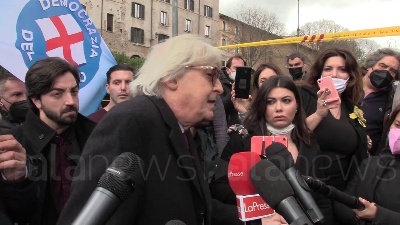 Scene from Covid, Sgarbi: "Mascherina? Inutile all'aperto, lo dice Speranza"