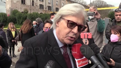Scene from Covid, Sgarbi: "Mascherina? Inutile all'aperto, lo dice Speranza"