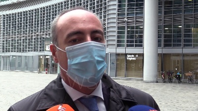 Scene from Vaccino antinfluenzale, Gallera: "Si parte da metà ottobre, priorità a soggetti fragili"