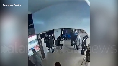 Scene from Bruxelles, donna spinta sui binari della metro: il treno si ferma per un soffio