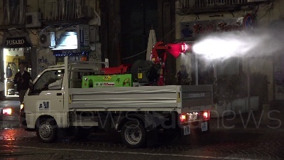 Scene from Coronavirus, task force notturna a Napoli per igienizzare le strade