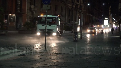 Scene from Coronavirus, task force notturna a Napoli per igienizzare le strade