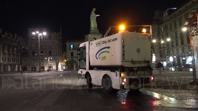 Scene from Coronavirus, task force notturna a Napoli per igienizzare le strade