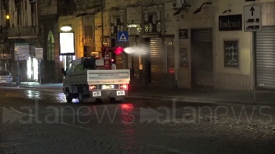 Scene from Coronavirus, task force notturna a Napoli per igienizzare le strade