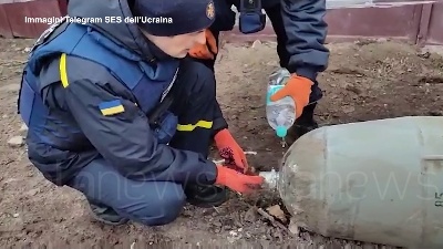 Scene from Ucraina, protezione civile al lavoro per disinnescare gli ordigni