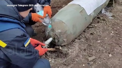 Scene from Ucraina, protezione civile al lavoro per disinnescare gli ordigni