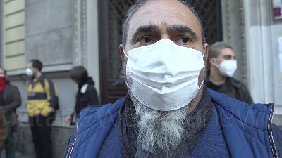 Scene from "Te lo giuro, ci rivedremo a scuola", dopo l'occupazione l'abbraccio di una ragazza al custode