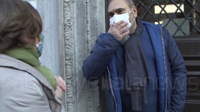 Scene from "Te lo giuro, ci rivedremo a scuola", dopo l'occupazione l'abbraccio di una ragazza al custode