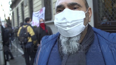 Scene from "Te lo giuro, ci rivedremo a scuola", dopo l'occupazione l'abbraccio di una ragazza al custode