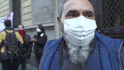 Scene from "Te lo giuro, ci rivedremo a scuola", dopo l'occupazione l'abbraccio di una ragazza al custode