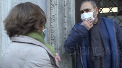 Scene from "Te lo giuro, ci rivedremo a scuola", dopo l'occupazione l'abbraccio di una ragazza al custode