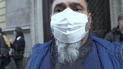 Scene from "Te lo giuro, ci rivedremo a scuola", dopo l'occupazione l'abbraccio di una ragazza al custode
