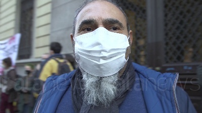 Scene from "Te lo giuro, ci rivedremo a scuola", dopo l'occupazione l'abbraccio di una ragazza al custode