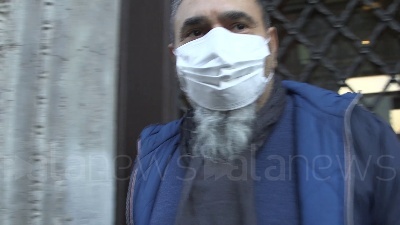 Scene from "Te lo giuro, ci rivedremo a scuola", dopo l'occupazione l'abbraccio di una ragazza al custode